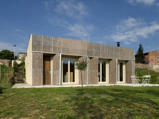 b-Patio – Les Olives, b-House b-House Casas modernas Madeira Acabamento em madeira