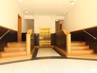 Frontansicht, Tischlerei Sekura Tischlerei Sekura Klasyczny korytarz, przedpokój i schody
