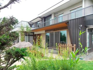 土岐の家T邸, アンドウ設計事務所 アンドウ設計事務所 Casas estilo moderno: ideas, arquitectura e imágenes Madera maciza Multicolor