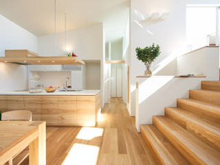 House in Kitaichinosawa, Mimasis Design／ミメイシス デザイン Mimasis Design／ミメイシス デザイン Moderne Küchen Holz Holznachbildung Arbeitsplatten