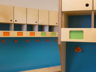 Garderobenbereich einer Kindertagesstätte, hochzwei Tischlerei & Innenarchitektur hochzwei Tischlerei & Innenarchitektur Modern corridor, hallway & stairs Engineered Wood Transparent