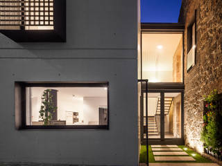 Casa JA - Casa moderna com presença do passado, FPA - filipe pina arquitectura FPA - filipe pina arquitectura 房子