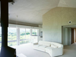 A house, Guen BERTHEAU-SUZUKI Co.,Ltd. Guen BERTHEAU-SUZUKI Co.,Ltd. Медиа комната в стиле модерн