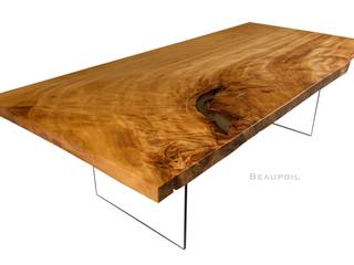 Großer naturmarkanter Tisch an einem Stück, Möbelkreationen Beaupoil Möbelkreationen Beaupoil オリジナルデザインの ダイニング
