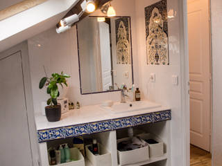 création d'une salle de bain sous combles, Sophie Embs Sophie Embs Baños de estilo mediterráneo Azul