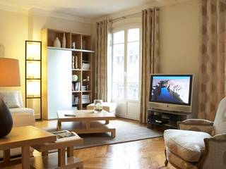 Un appartement chic et intemporel, Les Murs ont des oreilles Les Murs ont des oreilles Moderne Wohnzimmer