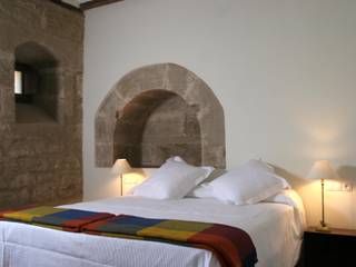 Hotel at a Baroque XVIII Century House, Ignacio Quemada Arquitectos Ignacio Quemada Arquitectos Bedroom پتھر