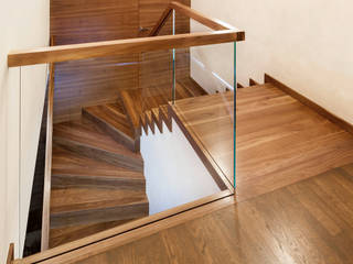 ST872 Schody dywanowe z orzecha amerykańskiego / ST872 Zigzag Stairs Made Of American Walnut, Trąbczyński Trąbczyński Corredores, halls e escadas modernos