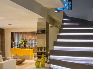 cobertura elegante e colorida, Michele Moncks Arquitetura Michele Moncks Arquitetura Classic corridor, hallway & stairs