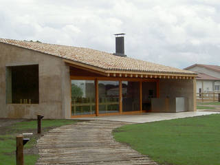 Montebayón Recreational Property, Ignacio Quemada Arquitectos Ignacio Quemada Arquitectos Nhà Gỗ Beige