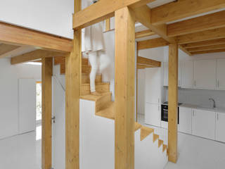 Estrutura de Madeira dentro de Paredes de Pedra, Corpo Atelier Corpo Atelier ห้องครัว ไม้