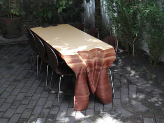 NAJA Table, PerezReiter Architects PerezReiter Architects غرفة السفرة الخشب هندسيا Transparent