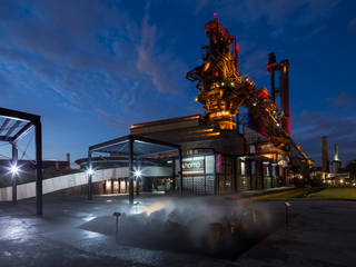 Vista Nocturna: Fuente de rocas de mineral de acero en plaza de acceso HARARI LANDSCAPE Espacios comerciales Museos