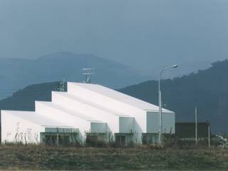 ., 株式会社 高井義和建築設計事務所 株式会社 高井義和建築設計事務所 Casas modernas Madeira Branco