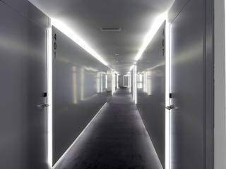 Hotel Exe Central Madrid, Laboratorio de Arquitectura Moderna SLP Laboratorio de Arquitectura Moderna SLP Pasillos, vestíbulos y escaleras de estilo moderno