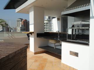 Cobertura Vila Nova Conceição / São Paulo, FernandesMelo Arquitetura e Engenharia FernandesMelo Arquitetura e Engenharia Rustic style balcony, veranda & terrace