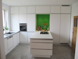 homify Kitchen Cabinets & shelves