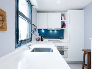 RÉNOVATION APPARTEMENT, LA CUISINE DANS LE BAIN SK CONCEPT LA CUISINE DANS LE BAIN SK CONCEPT Moderne Küchen