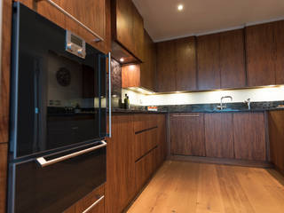 American Black Walnut Vauxhall Kitchen designed and made by Tim Wood Tim Wood Limited Modern kitchen Wood