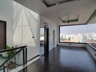 CENTRAL PYRAMID SKY LIGHT AND GARDEN THEMED INDEPENDENT HOUSE IN HYDERABAD, KREATIVE HOUSE KREATIVE HOUSE Balcones y terrazas modernos Derivados de madera Transparente