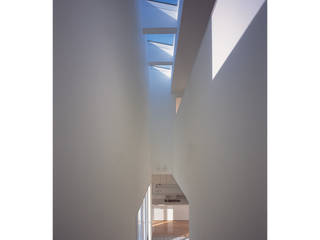 田の字プランのいえ, 関建築設計室 / SEKI ARCHITECTURE & DESIGN ROOM 関建築設計室 / SEKI ARCHITECTURE & DESIGN ROOM Modern corridor, hallway & stairs