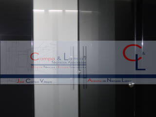 VIVIENDA PARTICULAR, Campa & Lamar Técnicos Asociados S.L. Campa & Lamar Técnicos Asociados S.L. الممر الحديث، المدخل و الدرج زجاج