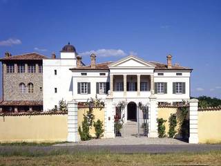 Complesso abitativo, Andrea Pacciani Architetto Andrea Pacciani Architetto Case classiche Bianco