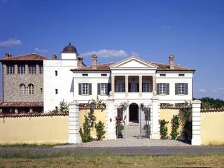 Complesso abitativo, Andrea Pacciani Architetto Andrea Pacciani Architetto Classic style houses