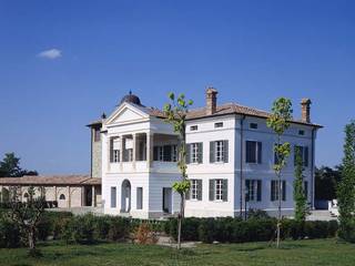 Complesso abitativo, Andrea Pacciani Architetto Andrea Pacciani Architetto Case classiche Bianco