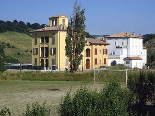 Complesso abitativo , Andrea Pacciani Architetto Andrea Pacciani Architetto Case classiche Giallo