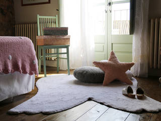 Habitaciones mágicas con las alfombras de Lorena Canals, LORENA CANALS LORENA CANALS Dormitorios infantiles mediterráneos Algodón Rojo