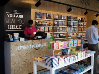 Livraria do Mercado , Q'riaideias Q'riaideias Ofisler ve Mağazalar Yönlendirilmiş Yonga Levha Ahşap rengi