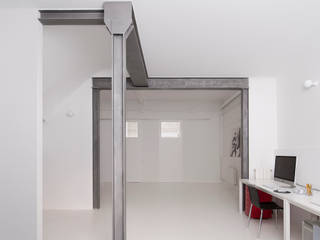 Reforma de vivienda y estudio de fotografía OP, manrique planas arquitectes manrique planas arquitectes Industriale Arbeitszimmer Weiß
