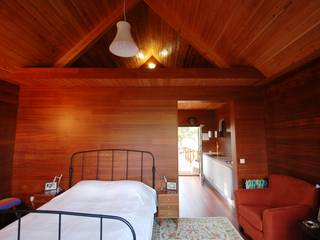 3 anos depois... Casa em Cabeça Santa NORMA | Nova Arquitectura em Madeira (New Architecture in Wood) Rustic style bedroom Solid Wood Multicolored