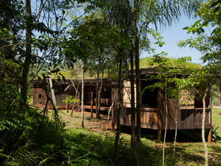 Comuna Yerbas del Paraiso - Misiones, IR arquitectura IR arquitectura Country style garden Solid Wood Wood effect