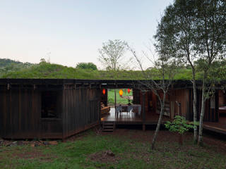 Comuna Yerbas del Paraiso - Misiones, IR arquitectura IR arquitectura Country style dining room Solid Wood Wood effect