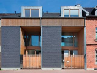 Baulückenschließung durch zwei moderne Stadthäuser, raumumraum architekten raumumraum architekten Modern houses