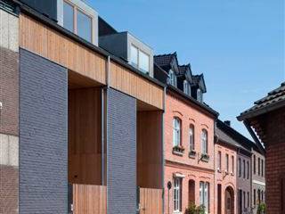 Baulückenschließung durch zwei moderne Stadthäuser, raumumraum architekten raumumraum architekten منازل