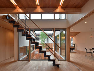 MJ2-house, 株式会社 森本建築事務所 株式会社 森本建築事務所 Scandinavian style corridor, hallway& stairs Solid Wood Multicolored