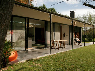 Casa Tortorelli, IR arquitectura IR arquitectura Modern Garden Metal Black