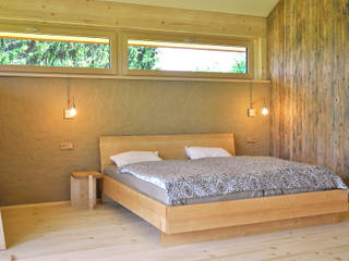Gestecktes Bett mit Nachtkästchen, Holzbearbeitung Raphael Lempert Holzbearbeitung Raphael Lempert Habitaciones de estilo minimalista Madera Acabado en madera
