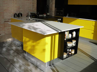 Du jaune dans la cuisine pour un look vitaminé!, Démesure Démesure KitchenCabinets & shelves Yellow