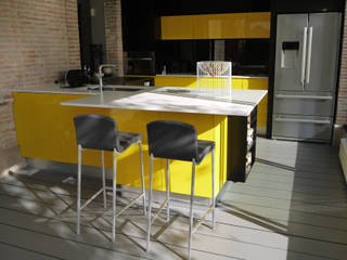Du jaune dans la cuisine pour un look vitaminé!, Démesure Démesure KitchenCabinets & shelves Yellow