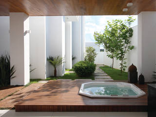 Residência Bauru II, HZ Paisagismo HZ Paisagismo Classic style spa