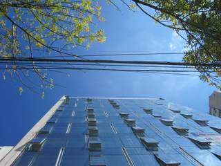 Edificio de oficinas Libertador 6680, mm ARQUITECTOS mm ARQUITECTOS Puertas y ventanas modernas