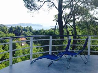 Villa Sentoza - Skiathos, Greece, Cocooninberlin Cocooninberlin Modern balcony, veranda & terrace Tiles Grey