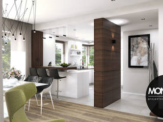 ​Nowoczesna otwarta na salon kuchnia w minimalistycznym charakterze z dodatkiem ciepłego drewna, MONOstudio MONOstudio Sala da pranzo moderna PVC