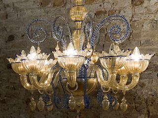 Lampadario in vetro di Murano - lampadario classico in vetro cristallo e foglia oro, con decori blu - RENIER, YourMurano Lighting YourMurano Lighting Koridor & Tangga Klasik Kaca