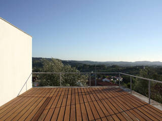 Eira House, SAMF Arquitectos SAMF Arquitectos Balcone, Veranda & Terrazza in stile moderno