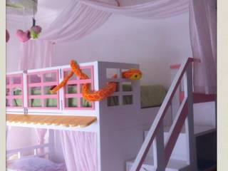 Beliche Casinha com Escada Estante, Oficina Rústica Oficina Rústica Cuartos infantiles de estilo ecléctico Madera maciza Multicolor